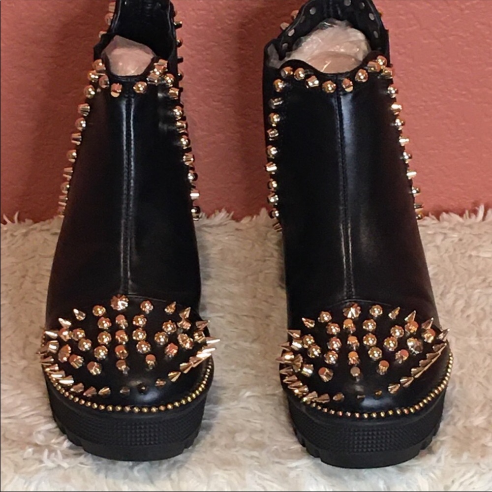 BLACK & GOLD STUDDED COMBAT BOOTS 🥾 - Picture 3 of 9